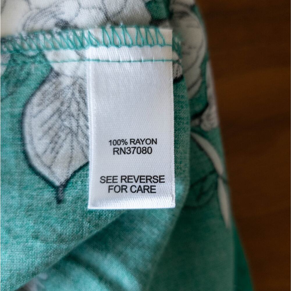 C‎ Est 1946 Womens SIZE 18/20W Green Floral Tie Front Peasant Top - Picture 8 of 8